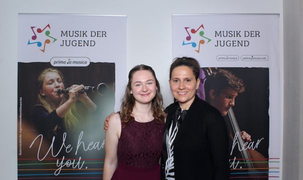 Nadine Bierbauer mit Lehrerin Alexandra Rieger